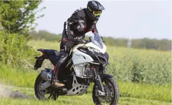  ??  ?? L’équilibre général en tout-terrain est plus que satisfaisa­nt et l’enduro Pro possède de réelles aptitudes à s’aventurer hors de l’asphalte. Ducati a réussi son pari !