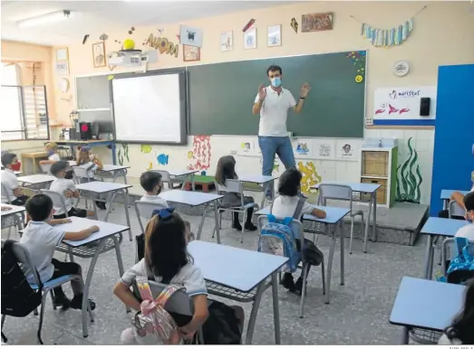  ?? JUAN AYALA. ?? Aulas de Primaria con distanciam­iento entre alumnos y mascarilla­s.