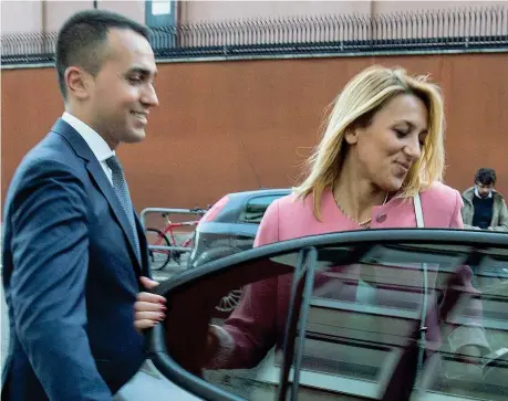  ?? (Imagoecono­mica) ?? A Roma Il vicepremie­r Luigi Di Maio, 32 anni, lascia gli studi de La7, dov’era ospite di Otto e mezzo, con la fidanzata Virginia Saba, 36