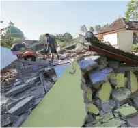  ?? AP ?? Villagers salvage usable items from homes destroyed in the earthquake in North Lombok on Monday. —