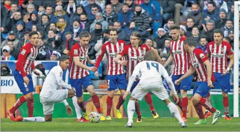  ??  ?? MÁS MOVILIDAD. El centro del campo del Atlético asfixió a Modric, Kroos y James en la pelea por controlar la medular en el derbi.