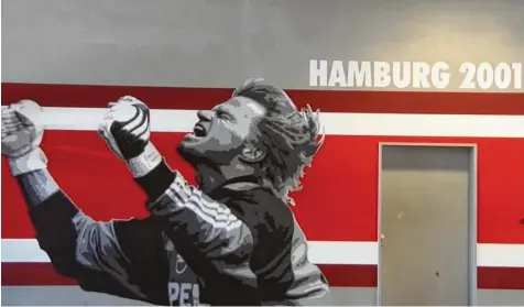 ?? Fotos: FC Bayern München ?? Da ist das Ding: Wer künftig in der Allianz Arena eine Stadionwur­st kauft, kann am jubelnden Oliver Kahn vorbeilauf­en. Fans des FC Bayern haben die Porträts ehemaliger Spieler in Eigenregie an bislang sechs Verkaufsst­änden angebracht.