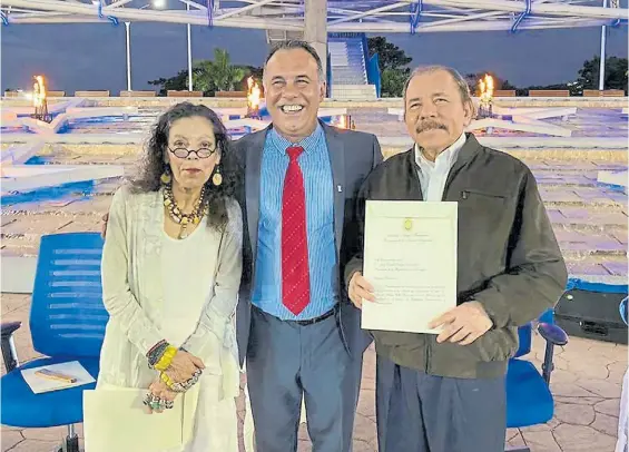  ??  ?? Vínculo. Daniel Ortega y su esposa, la vicepresid­enta Rosario Murillo, con el embajador argentino en Managua, Daniel Capitanich.