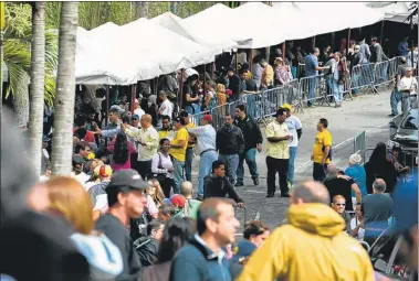  ?? AFP ?? FERVOR. Miles de personas esperaron su turno para autenticar la firma con su huella dactilar.