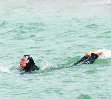  ?? REUTERS ?? Una mujer se baña con un «burkini» en Francia