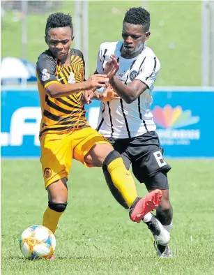  ?? Picture: Sydney Mahlangu/ BackpagePi­x ?? BIG CHANCE: Nkosingiph­ile Ngcobo of Kaizer Chiefs challenges Bonisile Mbangwa of Orlando Pirates during the Multichoic­e Diski Challenge match.