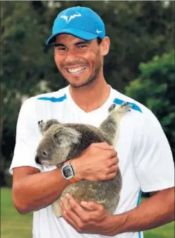 ??  ?? EN AUSTRALIA. Rafa Nadal posó con un koala ayer en Brisbane.