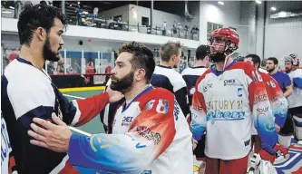  ?? CLIFFORD SKARSTEDT EXAMINER ?? Peterborou­gh Century 21 Lakers' Shawn Evans shakes hands.