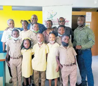  ?? CONTRIBUTE­D ?? Dr Allan Cunningham (centre, back) with students at Whitfield Town Primary School.