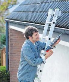  ?? FOTO: DPA ?? Löcher in den Dachrinnen und offene Nähte müssen möglichst umgehend repariert werden, damit das Wasser nicht an der Hausfassad­e hinabläuft.