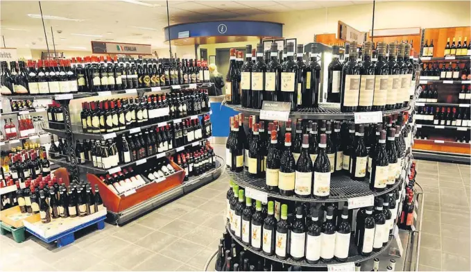  ?? FOTO: TORBJØRN TUNGESVIK ?? STOPPER: Vinmonopol­et stopper hjemleveri­ng av varer. I butikkene har salget de to siste ukene vaert på påskenivå.