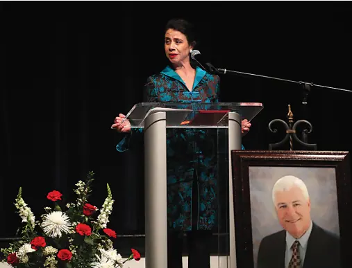  ?? The Sentinel-Record/Richard Rasmussen ?? ▪ Lara Farrar speaks at a memorial service for her father, Clay Farrar, on Tuesday.
