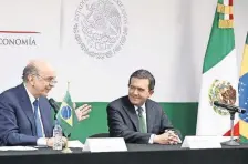  ??  ?? José Serra, ministro de Exteriores de Brasil, e Ildefonso Guajardo, secretario de Economía, durante la firma del acuerdo sobre el tequila y la cachaça.