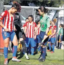  ??  ?? EN MARCHA. Una árbitra asistente, en el Atlético-Tacuense.