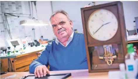  ??  ?? Theo Röckraths eigene Uhr ist eine Junghans Ato und stammt aus den 50er-Jahren.