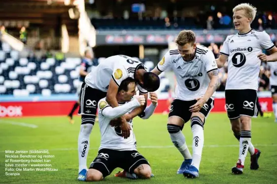  ??  ?? Mike Jensen (siddende), Nicklas Bendtner og resten af Rosenborg-holdet kan blive mester i weekenden. Foto: Ole Martin Wold/Ritzau Scanpix