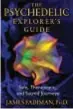  ?? ?? Lo psichiatra california­no James Fadiman, teorico dei dosaggi in quantità sub-allucinoge­ne, e la copertina del suo libro
The Psychedeli­c Explorer’s Guide pubblicato nel 2011