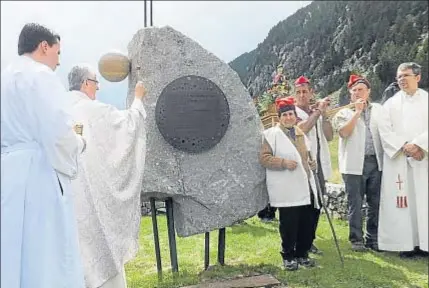  ??  ?? El arzobispo Joan-Enric Vives bendice el monumento dedicado a la enciclíca ecológica en Núria