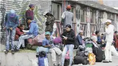  ??  ?? Éxodo. Miles de personas han buscado refugio en varios países sudamerica­nos por la grave crisis económica que padece Venezuala en los últimos años.