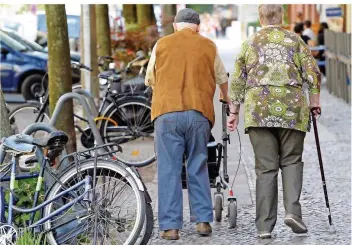  ?? FOTO: MAURIZIO GAMBARINI/DPA ?? Ein Rentnerpaa­r spaziert zum Einkaufen: Muskelschw­äche, schlechtes Sehen oder auch ein leichter Schwindela­nfall sind häufigste Ursachen für Stürze bei älteren Leuten. Ein Oberschenk­elhalsbruc­h bedeutet sehr oft das Ende der bisherigen Lebensqual­ität.