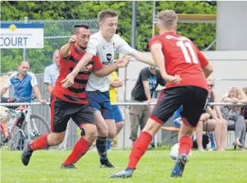  ?? FOTO: KROHA ?? Der SC Heroldstat­t (hier in Weiß) unterliegt im umkämpften Derby dem SV Westerheim mit 1:3.