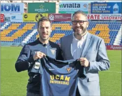  ??  ?? NUEVO AIRE . Julen Colinas posó con la camiseta en La Condomina.