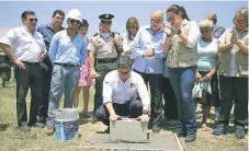  ?? FOTO: EL HERALDO ?? El presidente Juan Orlando Hernández colocó la primera piedra del Centro Ciudad Mujer, ubicado en Choloma, Cortés.