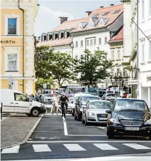  ??  ?? Eine Leserin beklagt, dass der Radfahrstr­eifen in der Pernhartga­sse oft blockiert ist; der Pitzelstät­tenweg ist eine 30er-Zone. Autofahrer würden sich nicht daran halten