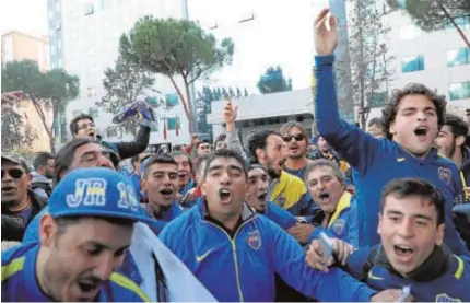  ?? REUTERS ?? Seguidores de Boca Juniors animan a su equipo junto al hotel en el que se concentan los jugadores