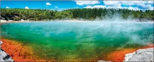  ??  ?? ● RESERVAS TERMALES. Rotorua es el rincón más estrambóti­co de la Isla Norte de Nueva Zelanda y uno de los lugares con mayor actividad geotérmica del mundo, la cual se combina con un paisaje increíble. Allí se pueden visitar diferentes parques de geisers, un tipo especial de fuente termal que emite periódicam­ente una columna de agua caliente y vapor al aire.