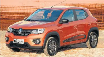  ?? DANIEL TEIXEIRA/ESTADÃO ?? Para Kwid, reparos são nos freios e na linha de combustíve­l. Carros feitos na base do Sandero (D) também têm problema