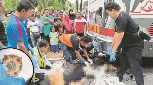  ??  ?? ANGGOTA polis memeriksa mayat Muhammad Amirul Khusairi yang maut dalam kemalangan di Jalan Lencongan Timur. Gambar kecil, naskah al-Quran yang dibeli mangsa.