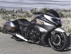  ??  ?? Voici le Concept 101 crée par le préparateu­r Rolland Sands en 2015. Comme vous le voyez, la K 1600 Bagger lui doit beaucoup en matière de design.