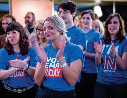  ??  ?? Speranze deluse Giovani sostenitor­i del Remain durante la lunga notte elettorale della Brexit alla Royal Festival Hall di Londra (Rob Stothard/Getty Images)