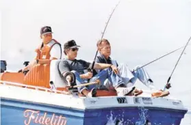  ??  ?? ► George W. Bush pescando con su padre, en 1991.