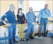  ??  ?? Monsieur Caderas, premier adjoint, a souhaité la bienvenue aux marcheurs aux côtés de André Assemat, Pascale et Francis Delpech (de droite à gauche)