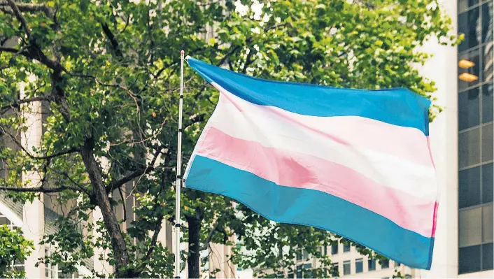 ??  ?? Transsexue­lle Menschen – hier die Fahne der Community – fordern Rechte ein. So in Finnland, das vor der standesamt­lichen Geschlecht­sänderung eine Sterilisat­ion vorschreib­t.