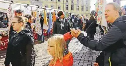  ?? BILD: CHRISTIN HUFER ?? Große Auswahl: Der holländisc­he Stoffmarkt lockte am Sonnabend viele Besucherin­nen an.