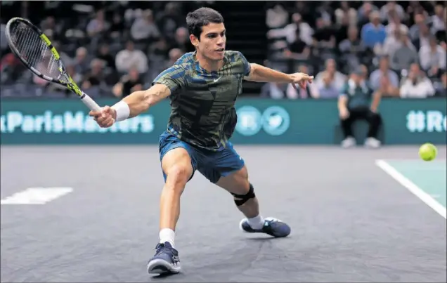  ?? ?? Carlos Alcaraz se estira para llegar a una pelota durante su partido contra el japonés Yoshihito Nishioka en el Accor Arena del Masters 1.000 de París.