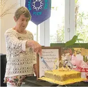  ?? ?? Founding Warragul VIEW club member Lyn Kennedy cuts the celebratio­n cake.