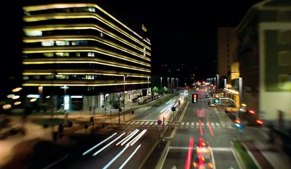  ??  ?? Quando Milano dorme Una veduta della Milano notturna firmata dal fotografo Paolo Perego per la mostra «Prima visione» attualment­e in corso alla galleria Bel Vedere