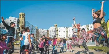  ?? FOTOS: GZA. ARTE EN BARRIOS ?? AL AIRE LIBRE. Los chicos del barrio Piedrabuen­a, en Lugano, disfrutaro­n de clases abiertas de baile.