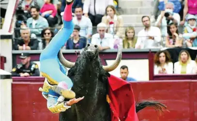  ?? ?? El torero, a pesar de la cornada se mantuvo en el ruedo