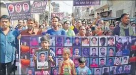  ?? SAMEER SEHGAL/HT PHOTO ?? ■ The kin of victims staging a dharna near Jaura Phatak in Amritsar on Tuesday.