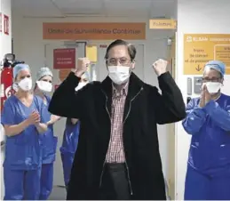  ?? BENOIT TESSIER / REUTERS ?? galos aplauden a un paciente tras 16 días en la uci.
