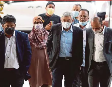  ?? PIC BY MOHAMAD SHAHRIL BADRI SAALI ?? Former deputy prime minister Datuk Seri Dr Ahmad Zahid Hamidi ( front row, second from right) entering the Kuala Lumpur Courts Complex yesterday.