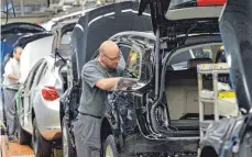  ?? FOTO: DPA ?? Opel-Produktion im Stammwerk in Rüsselshei­m: „Der amtliche Rückruf der betroffene­n rund 100 000 Fahrzeuge steht kurz bevor.“
