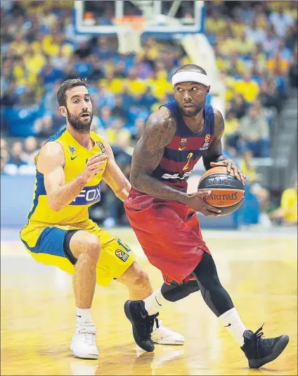  ?? FOTO: EFE ?? Tyrese Rice, defendido aquí por Ohayon, brilló en su retorno al pabellón del Maccabi de Tel Aviv