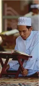  ?? [FOTO HIASAN] ?? Mukmin rajin membaca al-quran terhindar daripada sifat lalai.