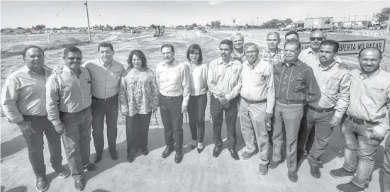  ?? /CORTESÍA ?? El gobernador José Rosas Aispuro y la alcaldesa de GP, Leticia Herrera supervisar­on obras de la Central de Abastos